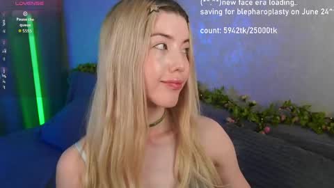 Snapshot of lindathackerr chatting on June 2, 6:10 pm Linda online show from June 2, 6:10 pm