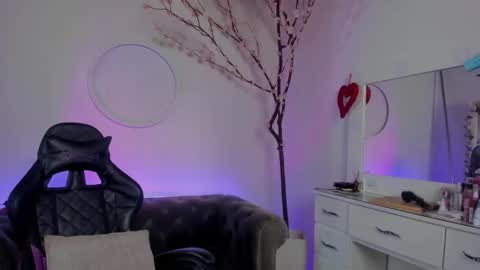 Snapshot of lindsay_khaleesi chatting on October 3, 9:12 pm Lindsay    online show from October 3, 9:12 pm