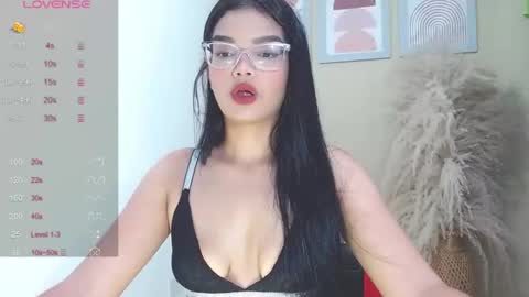 Snapshot of lindsay_sweet24 chatting on December 9, 6:23 am ana online show from December 9, 6:23 am