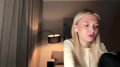 Emma online show from May 1, 8:02 pm