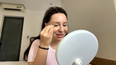 Snapshot of linseytuerk chatting on April 4, 4:22 am Anna online show from April 4, 4:22 am