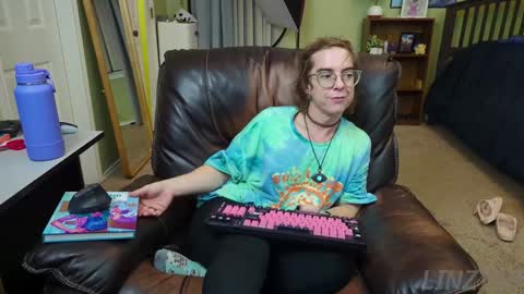 Snapshot of linzy19 chatting on December 25, 5:37 am Linzy19 online show from December 25, 5:37 am