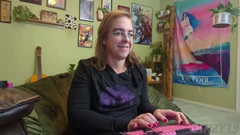 Snapshot of linzy19 chatting on November 10, 5:28 am Linzy19 online show from November 10, 5:28 am