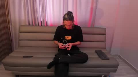 Lior evan online show from November 11, 11:43 am