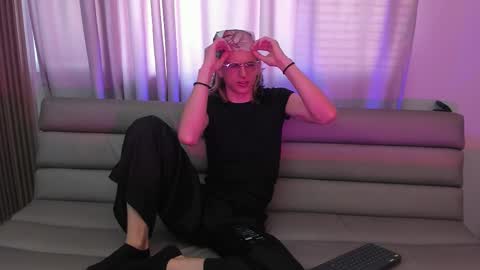 Lior evan online show from November 12, 11:43 am