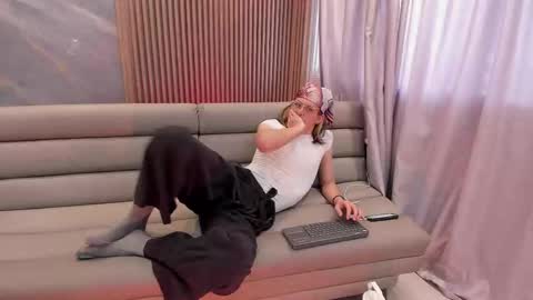 Lior evan online show from November 14, 11:42 am