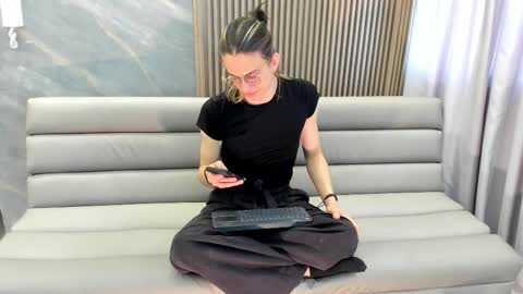 Lior evan online show from November 27, 11:45 am