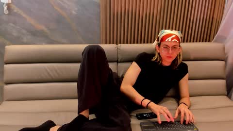 Lior evan online show from December 4, 11:30 am