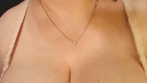 Snapshot of lipsaddiction chatting on November 5, 11:38 pm LIpsAddiction online show from November 5, 11:38 pm