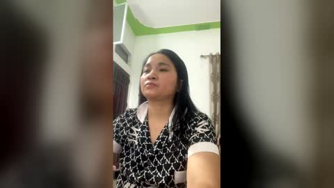 lisa_hanw online show from April 20, 3:37 pm