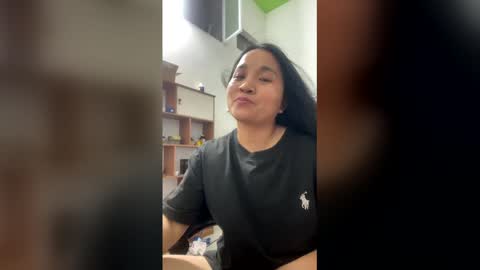 lisa_hanw online show from April 21, 3:28 pm