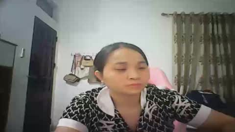 lisa_hanw online show from April 26, 1:31 pm