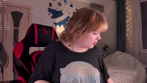 Snapshot of lisalaas chatting on December 7, 2:35 pm -Lisa- Help me to reach 100 thumbs up3 online show from December 7, 2:35 pm