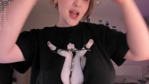 Snapshot of lisalaas chatting on December 25, 12:26 pm -Lisa- Help me to reach 100 thumbs up3 online show from December 25, 12:26 pm