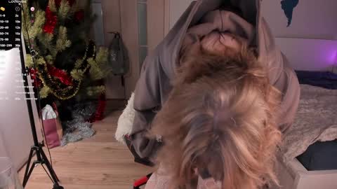 Snapshot of lisalaas chatting on January 11, 4:36 pm -Lisa- Help me to reach 100 thumbs up3 online show from January 11, 4:36 pm