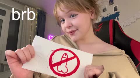 Snapshot of lisalaas chatting on January 19, 4:57 pm -Lisa- Help me to reach 100 thumbs up3 online show from January 19, 4:57 pm