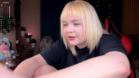 Snapshot of lisalaas chatting on October 12, 8:52 pm -Lisa- Help me to reach 100 thumbs up3 online show from October 12, 8:52 pm