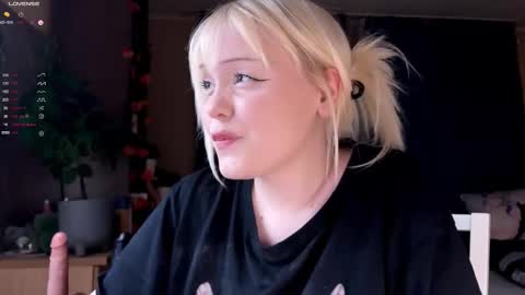 Snapshot of lisalaas chatting on December 16, 8:14 pm -Lisa- Help me to reach 100 thumbs up3 online show from December 16, 8:14 pm