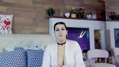 Snapshot of lisamaze chatting on February 10, 7:38 pm SofiaHanson online show from February 10, 7:38 pm