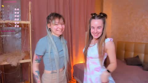 Snapshot of lisanelsona chatting on December 6, 1:18 am Hello our names are Kate and Alice this is our first day here. online show from December 6, 1:18 am