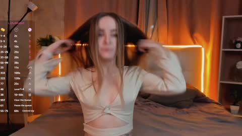 Snapshot of lisanelsona chatting on December 30, 1:37 am Hello our names are Kate and Alice this is our first day here. online show from December 30, 1:37 am