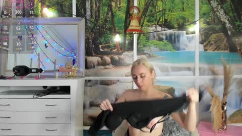 Snapshot of lissa_brown_ chatting on December 12, 2:26 am Lissa online show from December 12, 2:26 am