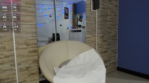 Snapshot of lissa_brown_ chatting on January 22, 2:37 am Lissa online show from January 22, 2:37 am