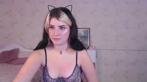 Snapshot of lissalucy chatting on October 14, 9:32 am Alice Dont forget to thumbs up its very important online show from October 14, 9:32 am