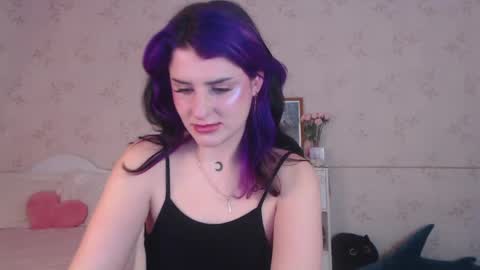 Snapshot of lissalucy chatting on April 28, 9:25 am Alice Dont forget to thumbs up its very important online show from April 28, 9:25 am
