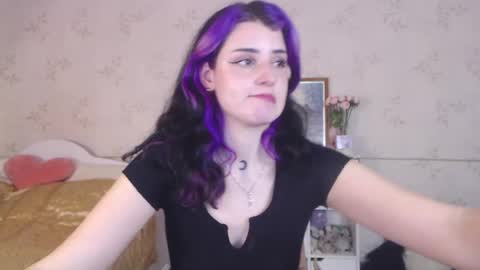Snapshot of lissalucy chatting on May 15, 1:18 pm Alice Dont forget to thumbs up its very important online show from May 15, 1:18 pm
