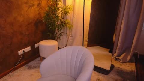 Snapshot of lissaros chatting on February 21, 8:51 am lissaros online show from February 21, 8:51 am