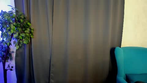 Snapshot of little__isabel chatting on June 18, 8:03 am Isabel online show from June 18, 8:03 am