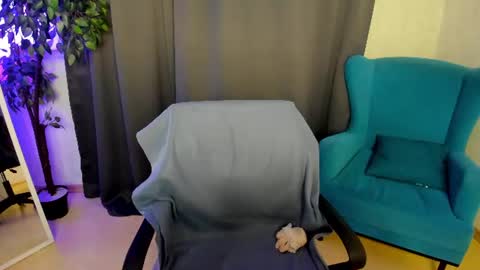 Snapshot of little__isabel chatting on July 10, 1:32 am Isabel online show from July 10, 1:32 am