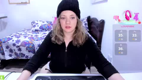 Snapshot of little_angely chatting on July 26, 11:28 am Angely online show from July 26, 11:28 am