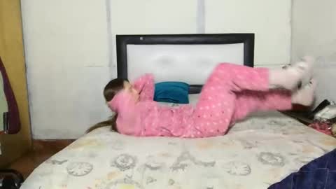 Snapshot of little_devil_diablita90 chatting on October 25, 10:56 am Diablita online show from October 25, 10:56 am