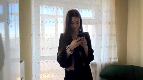 Snapshot of little_ieity chatting on October 31, 3:29 am Viiola online show from October 31, 3:29 am