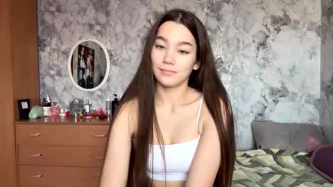 Snapshot of little_ieity chatting on November 25, 5:18 am Viiola online show from November 25, 5:18 am