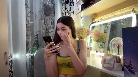 Snapshot of little_ieity chatting on December 1, 9:25 am Viiola online show from December 1, 9:25 am