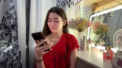 Snapshot of little_ieity chatting on December 2, 9:36 am Viiola online show from December 2, 9:36 am