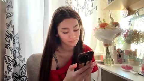 Snapshot of little_ieity chatting on December 4, 12:53 am Viiola online show from December 4, 12:53 am