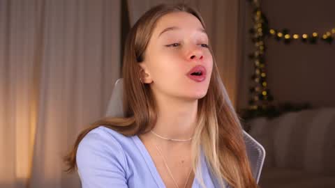 Snapshot of little_poetry chatting on October 22, 3:12 pm Kiki online show from October 22, 3:12 pm