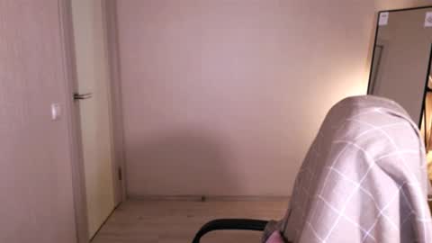 Snapshot of little_pretty_woman chatting on September 17, 4:30 pm little_pretty_woman online show from September 17, 4:30 pm