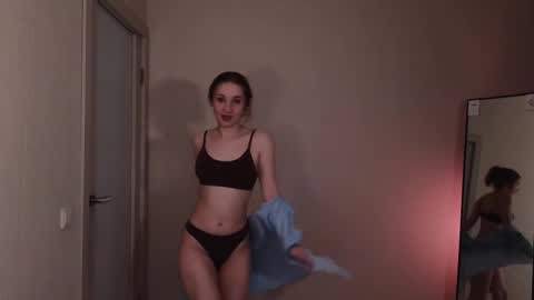 Snapshot of little_pretty_woman chatting on October 23, 6:50 pm little_pretty_woman online show from October 23, 6:50 pm