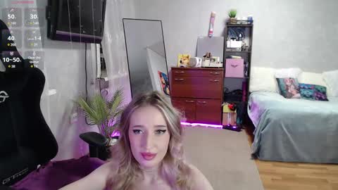 Snapshot of little_sofa99 chatting on March 4, 12:39 am Sonya online show from March 4, 12:39 am