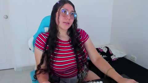 Snapshot of little_sparkles_0f_l0v3 chatting on November 23, 6:41 pm Laire online show from November 23, 6:41 pm