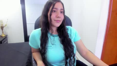 Snapshot of little_sparkles_0f_l0v3 chatting on December 13, 9:42 pm Laire online show from December 13, 9:42 pm