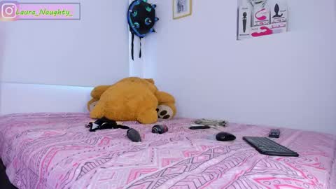 Snapshot of little_tatis chatting on January 4, 7:02 pm Im Laura. buy my contentcompra mi contenido offline online show from January 4, 7:02 pm