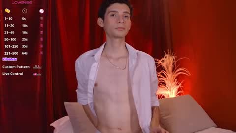 Snapshot of little_twiink chatting on March 4, 3:12 am Juan Ferrer online show from March 4, 3:12 am