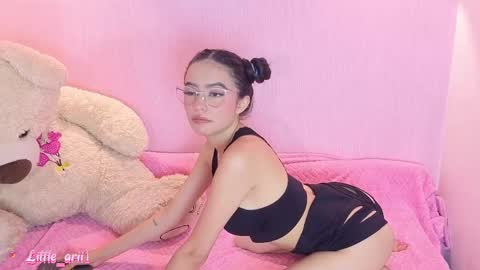 Snapshot of littlearii chatting on May 26, 7:10 pm Ari online show from May 26, 7:10 pm