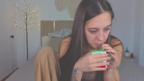 Snapshot of littlee_cherry18 chatting on December 3, 8:12 am Lana online show from December 3, 8:12 am